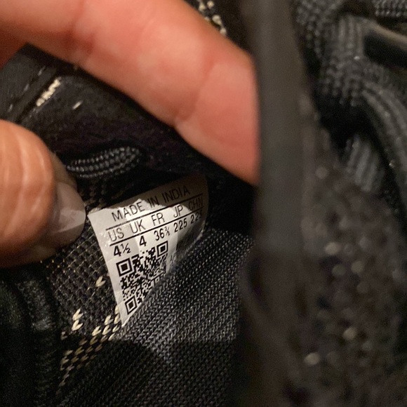 Adidas Yeezy Boost 350 V2 ‘Oreo’ sneakers, size 4.5 - Picture 9 of 10